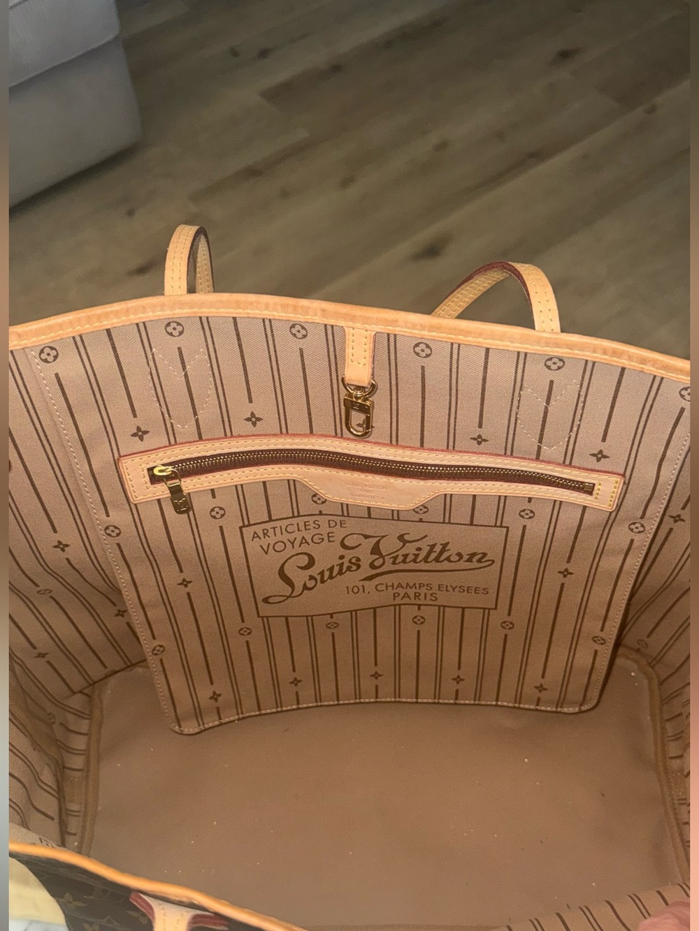 Louis Vuitton GM Neverfull Tote - Picture 8 of 11